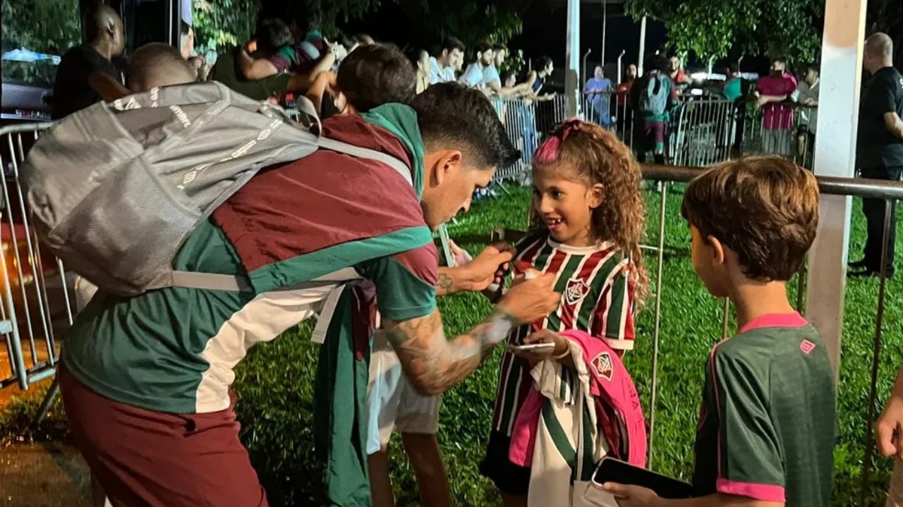 Fluminense é recebido por torcedores na sua chegada em Volta Redonda