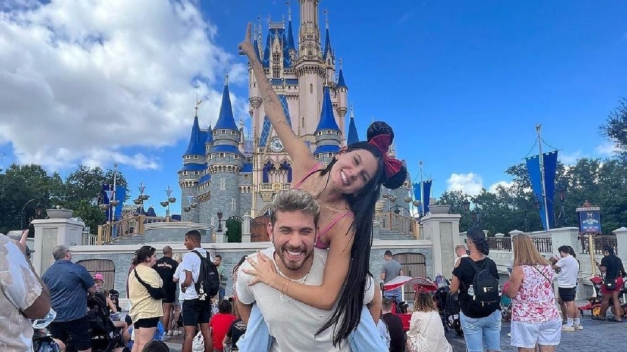 Ana Castela e Gustavo Mioto se divertem na Disney após reatarem romance