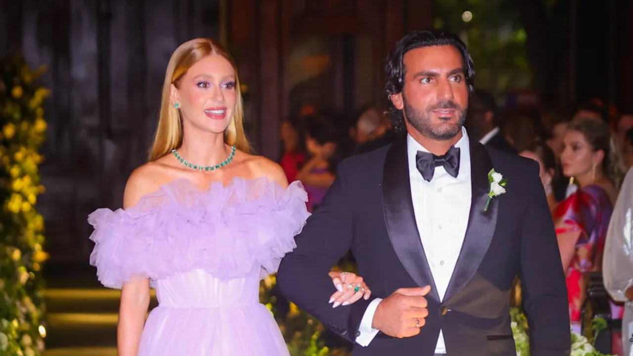 Marina Ruy Barbosa exibe aliança de noivado com diamante em evento