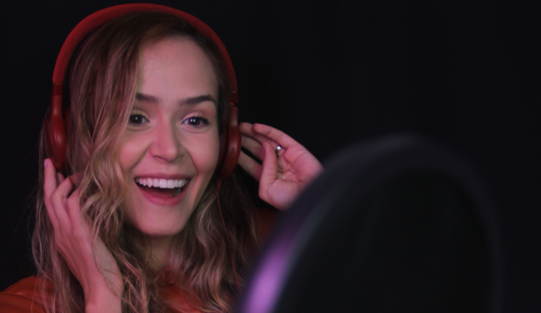 Lhays Macedo, a dubladora que viralizou mostrando os bastidores de seu trabalho