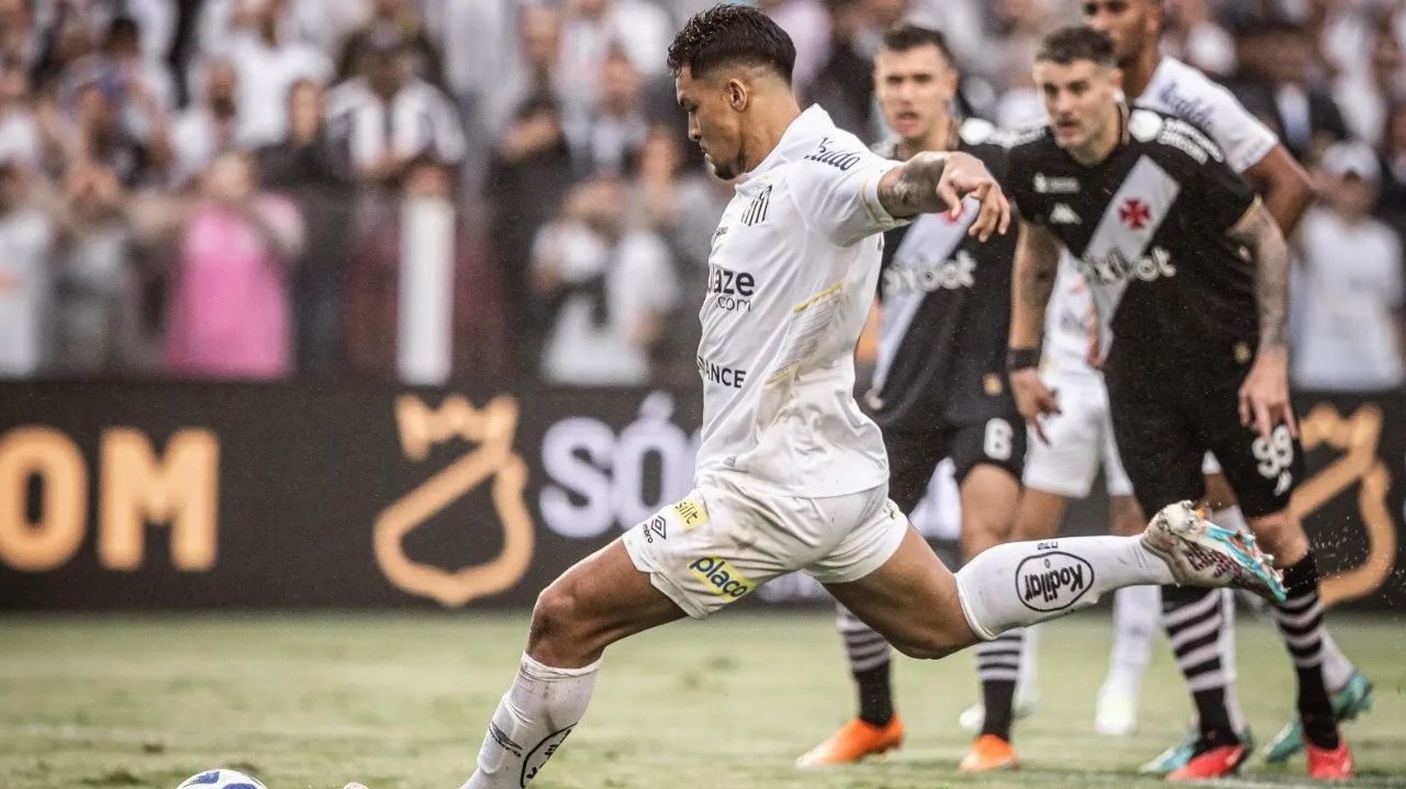 Com marca simbólica na Vila Belmiro, Santos enfrenta o Coritiba para sair da zona de rebaixamento