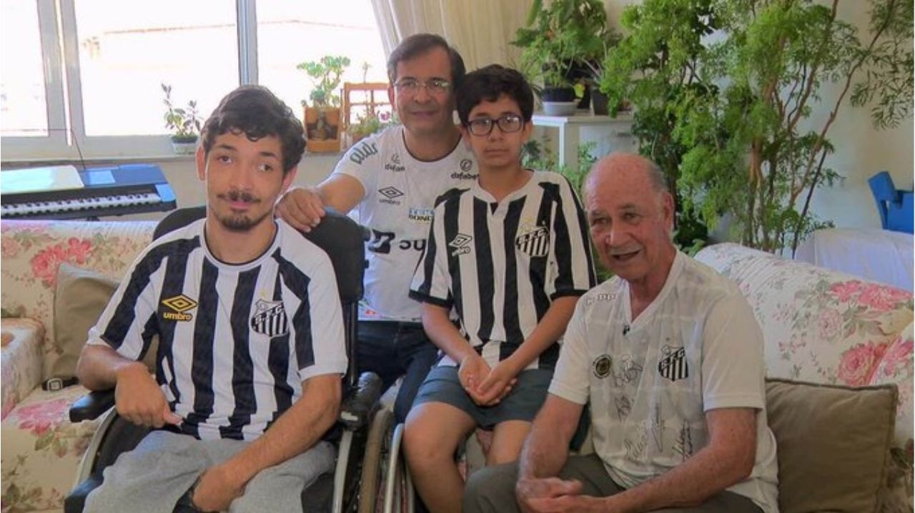Santista com paralisia cerebral mostra presentes dados por Pelé e Neymar