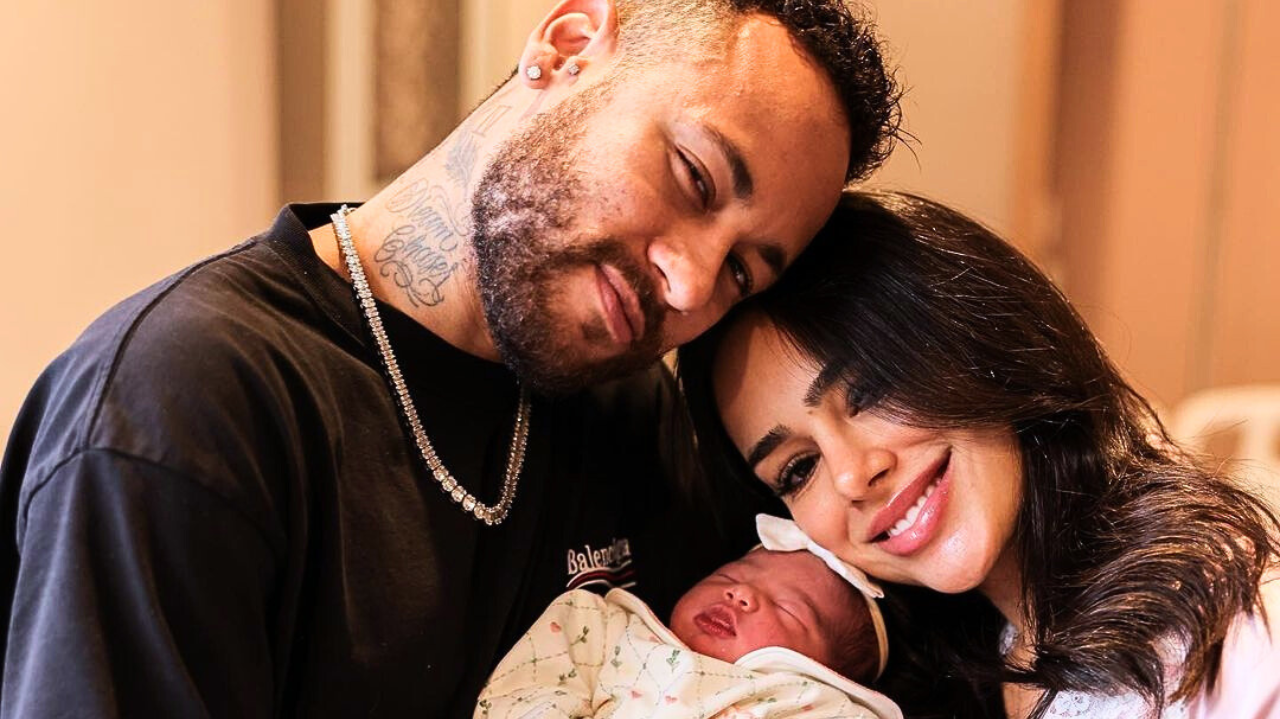 Neymar questiona internautas após compartilhar foto ao lado de Bruna Biancardi e a filha, Mavie