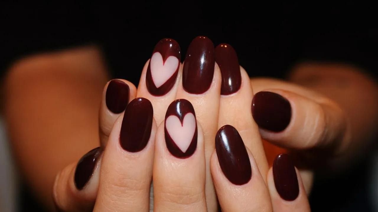 Conheça a nail art vazada para você se inspirar