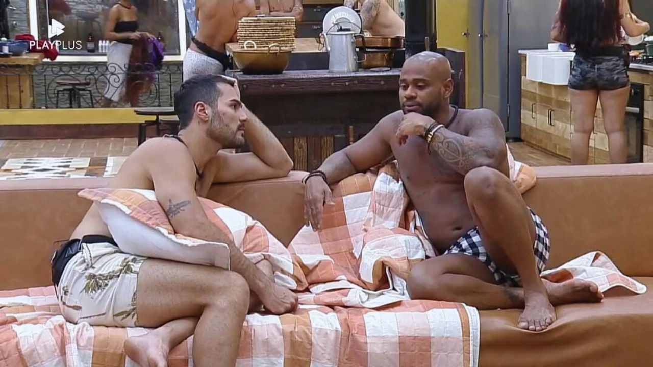 A Fazenda 15: Cezar Black desabafa com Shayan sobre atitudes de Kally Fonseca
