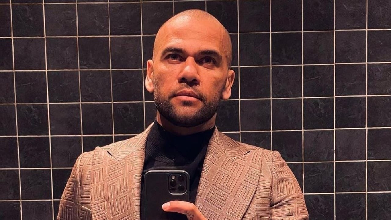 Daniel Alves é criticado por parabenizar a filha nas redes sociais