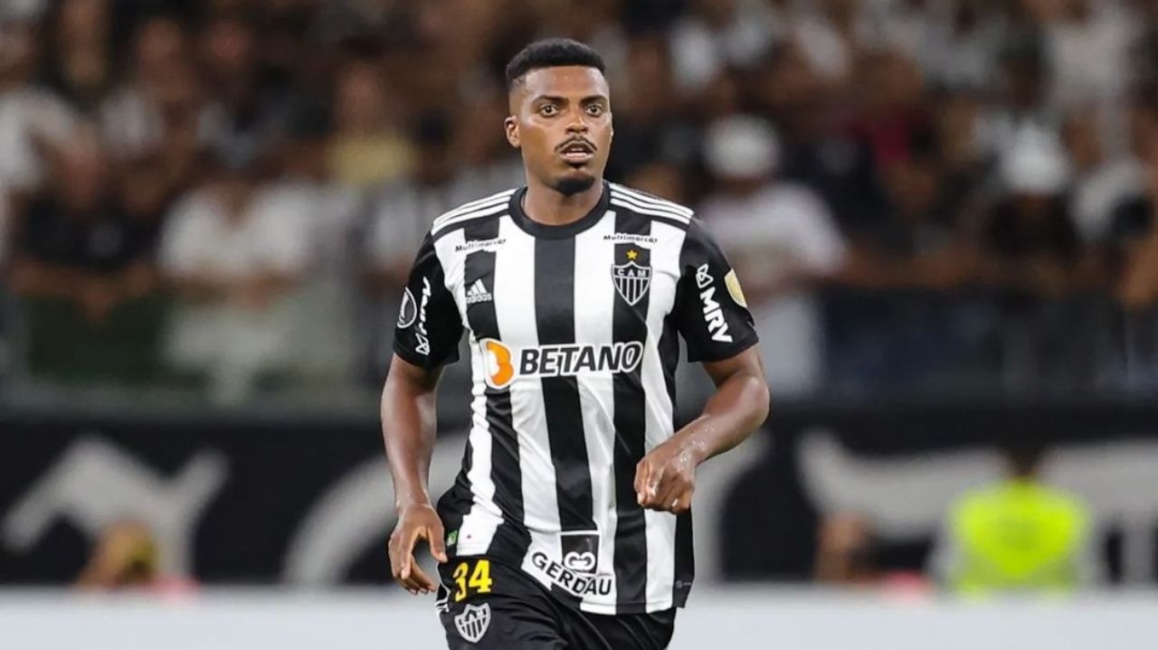 Jemerson é vaiado por torcedores e Felipão defende o jogador