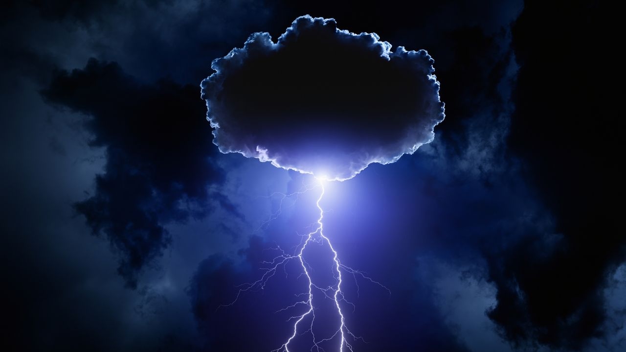 Mito ou verdade: especialistas esclarecem se celulares atraem raios