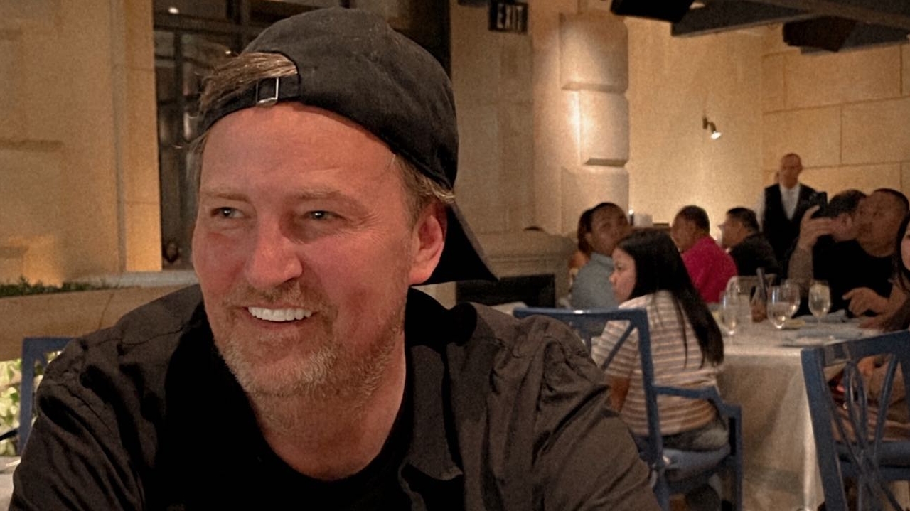 Amigos e fãs de Matthew Perry homenageiam o ator nas redes sociais