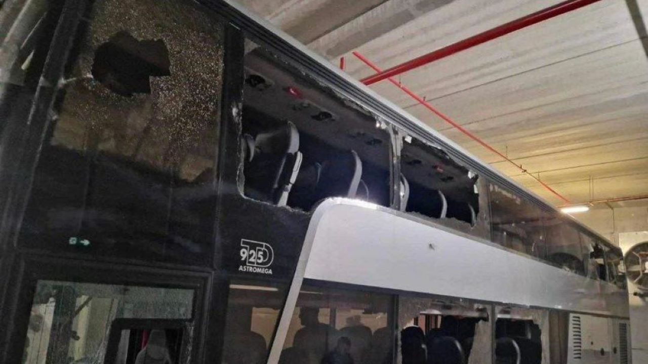 Antes de clássico francês, Lyon tem o ônibus apedrejado