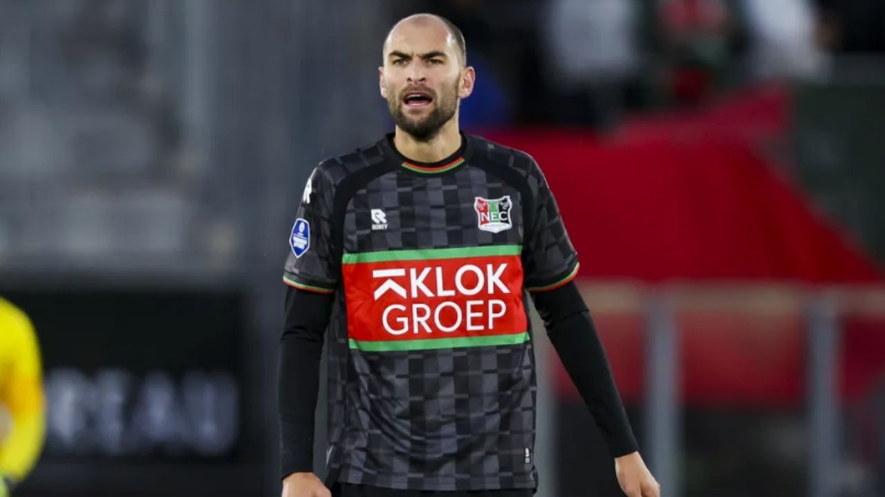 Partida do Campeonato Holandês é interrompida após desmaio de atacante