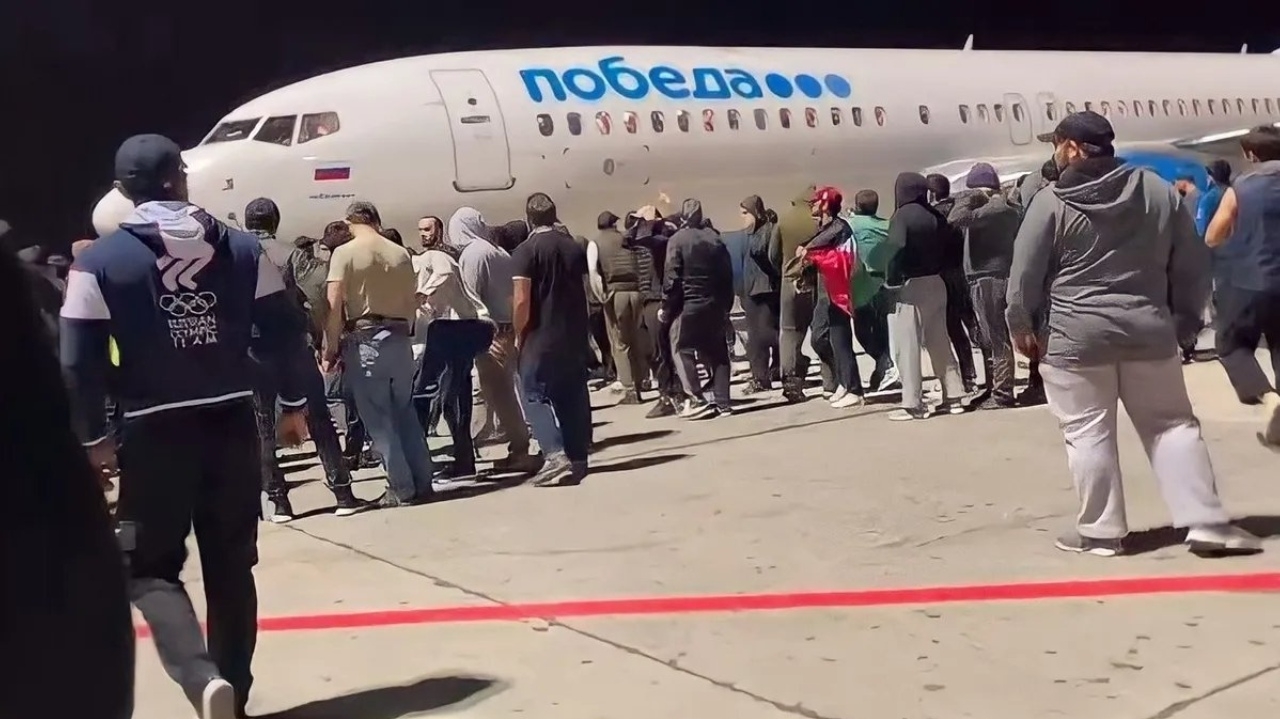 Multidão pró Palestina invade aeroporto na Rússia para protestar contra Israel