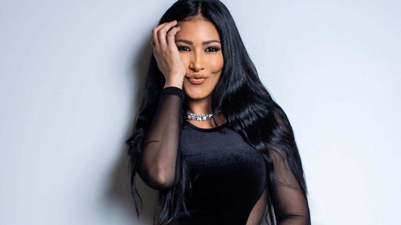 Simaria surpreende internautas com fotos sensuais