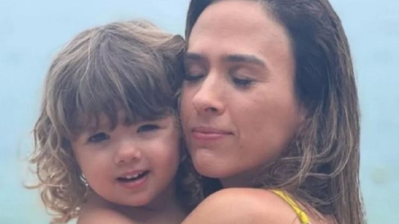 Apesar do pânico de avião, Tata Werneck planeja viagem com filha e marido