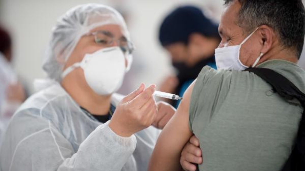 Vacinação anual contra a Covid-19 será implementada em 2024