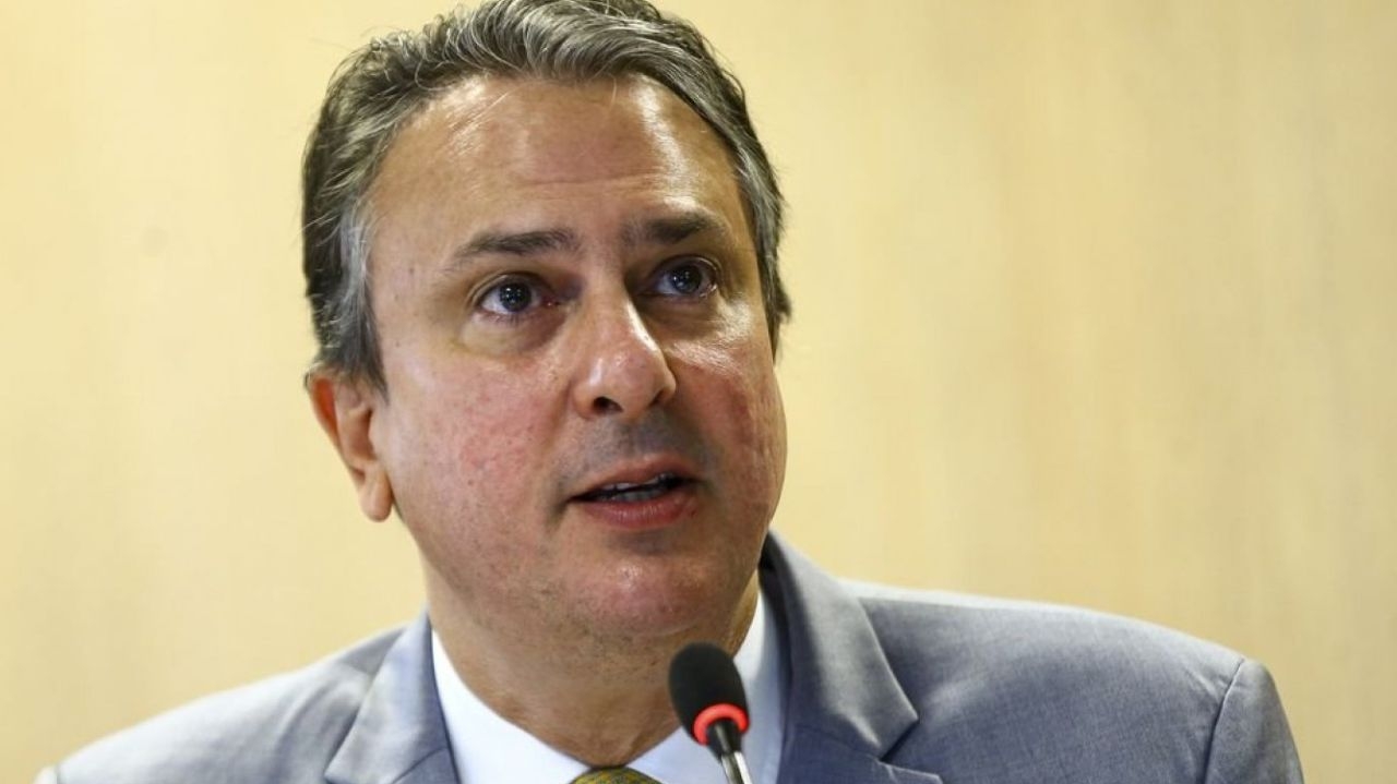 Ministro afirma que prejudicados com local de prova do Enem farão novamente em dezembro