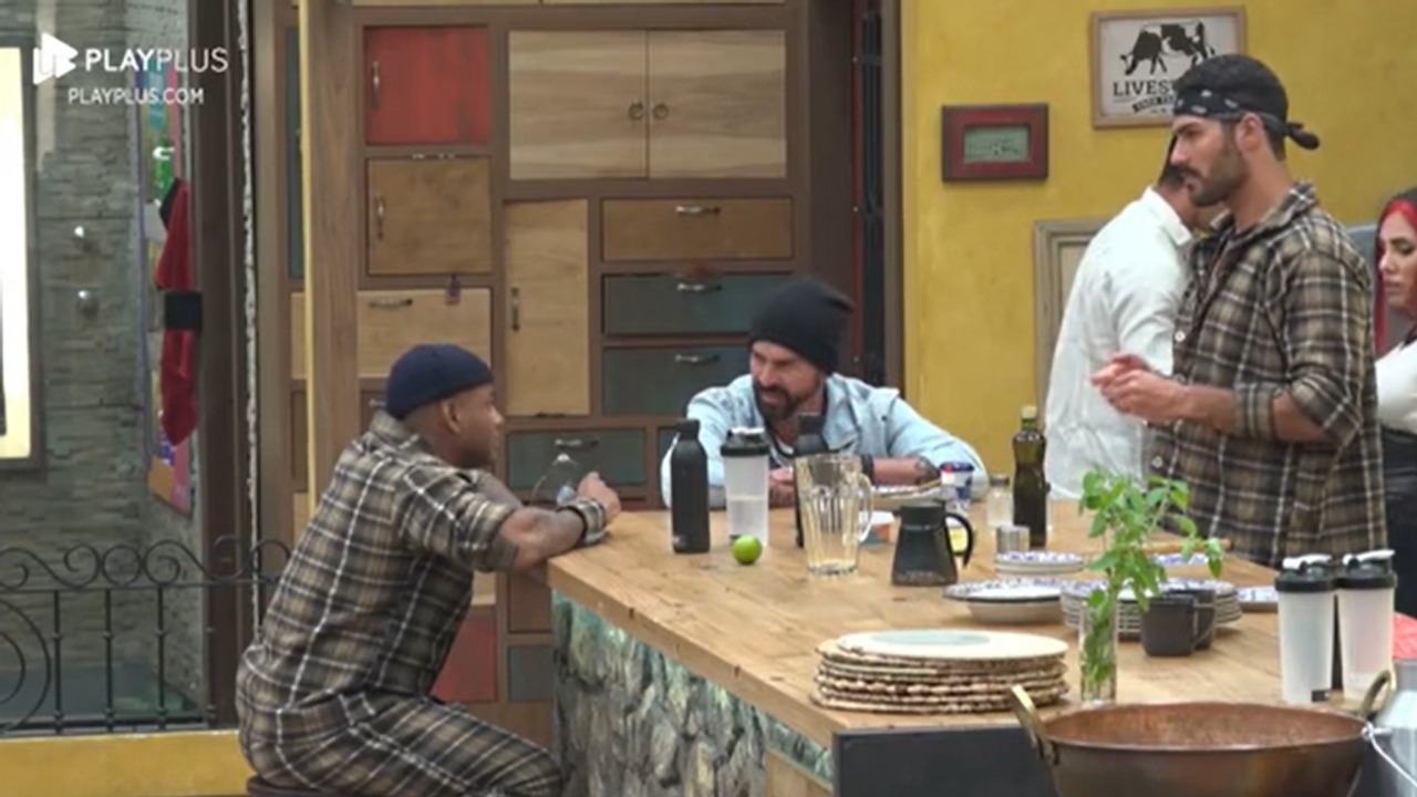 A Fazenda 15: Shayan reclama com Rádames sobre atitude de Marcia Fu