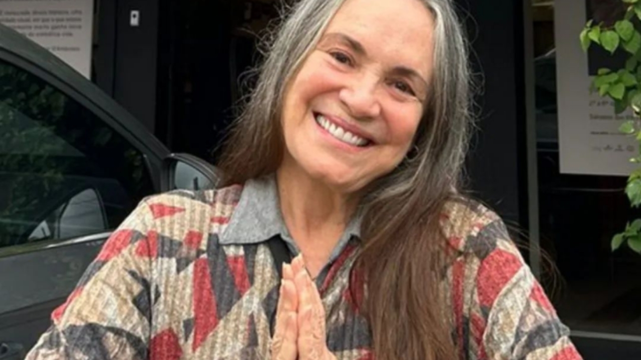 Atriz Regina Duarte é vista juntando caixas de papelão para produção de suas obras