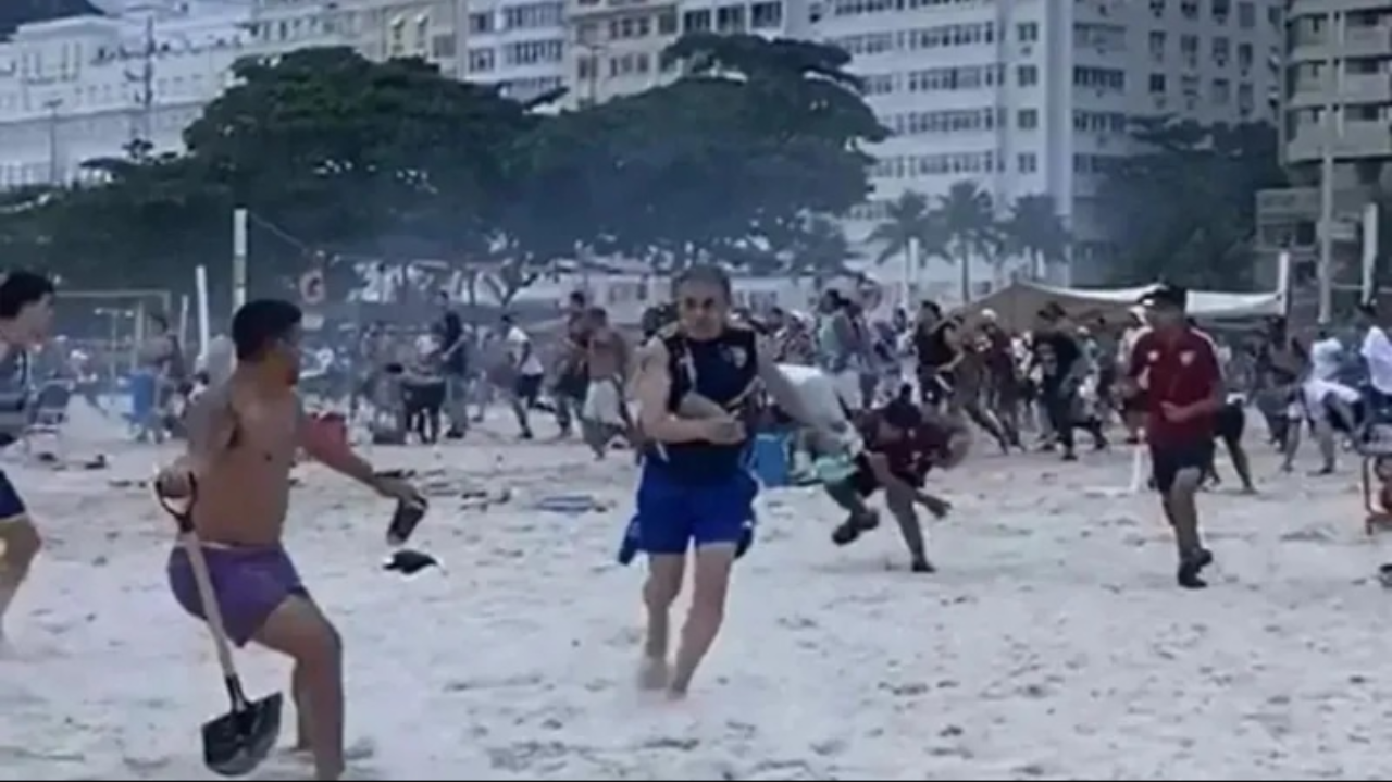 Torcedores dos times Fluminense e Boca Juniors entram em conflito na praia de Copacabana