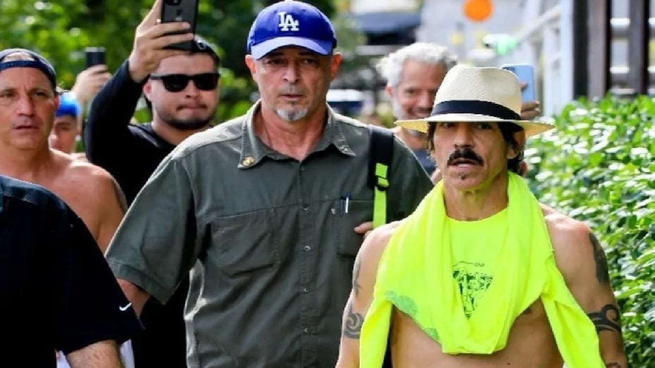 Anthony Kiedis é tietado por fãs brasileiros durante passeio por Ipanema