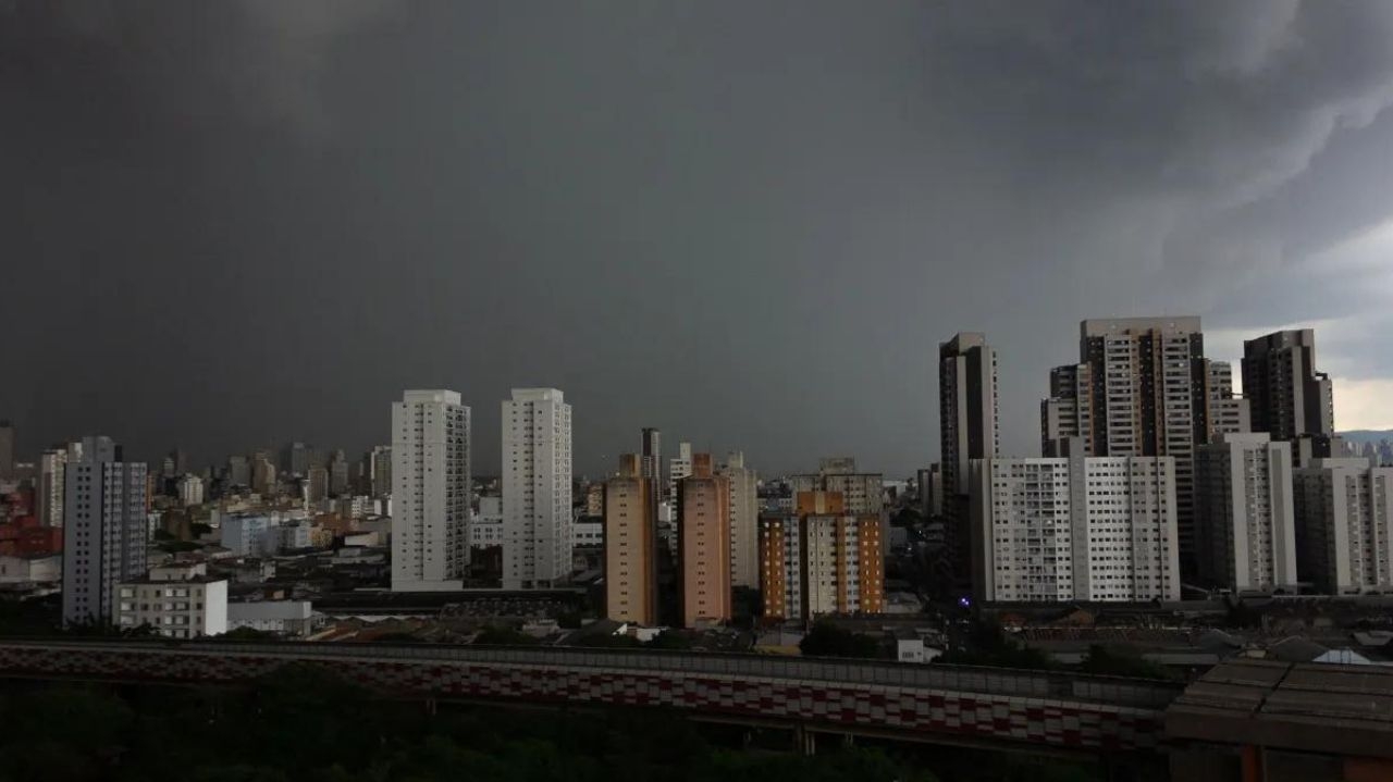 Temporal em São Paulo deixa 6 mortos, provoca alagamentos e até chuva de granizo