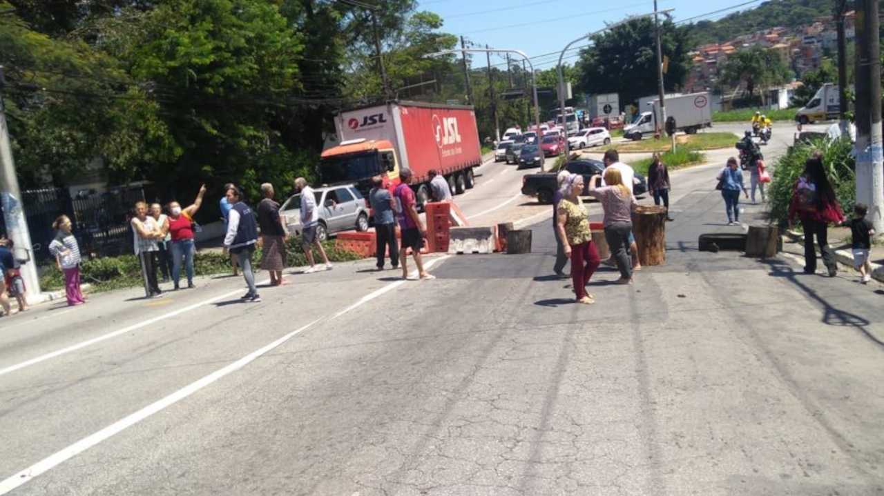 Moradores da Grande São Paulo protestam por falta de energia após temporal