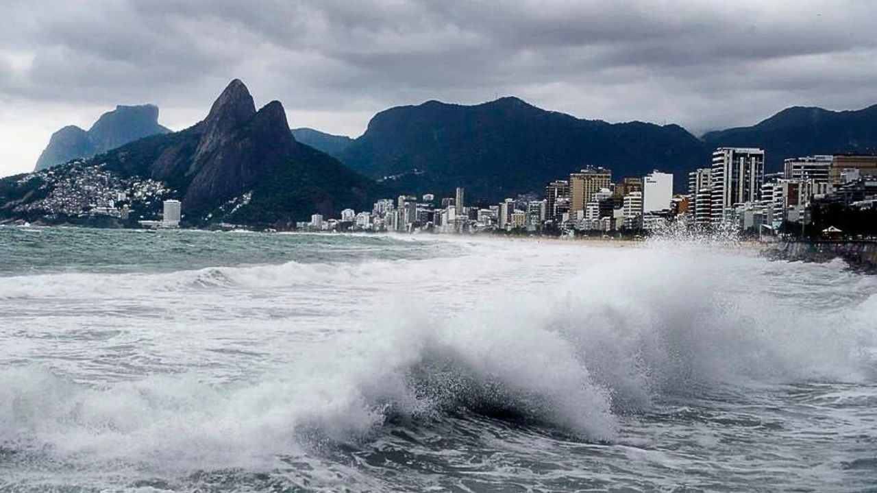 Ciclone marinho gerou ondas que invadiram orla do Rio de Janeiro