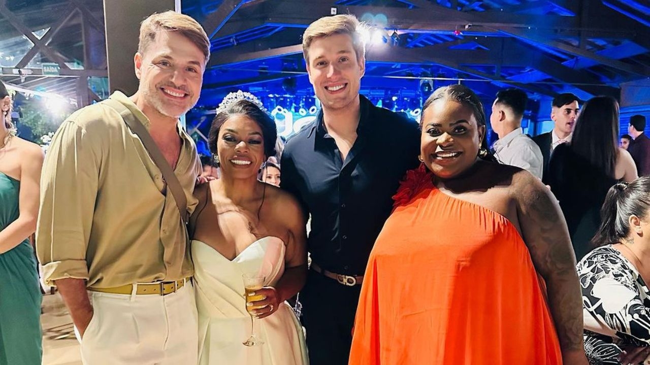 Jojo aposta em vestido laranja para o casamento de Valquíria Nascimento