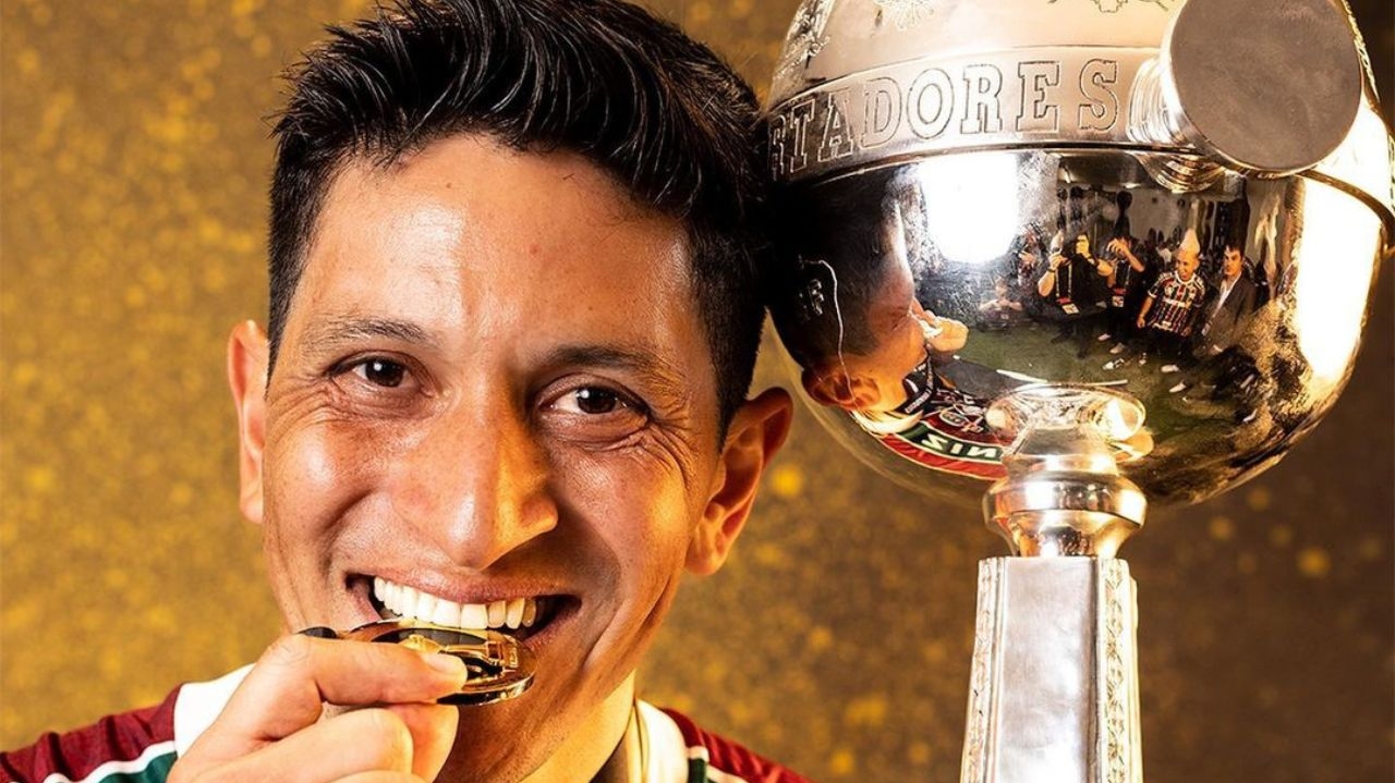 Campeão pelo Fluminense, Cano posta foto com taça na cama