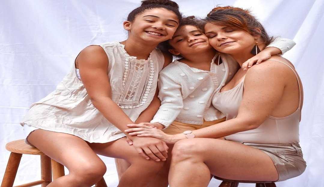 Samara Felippo emociona fãs ao usar capa de chuva para poder abraçar filhas com Covid-19