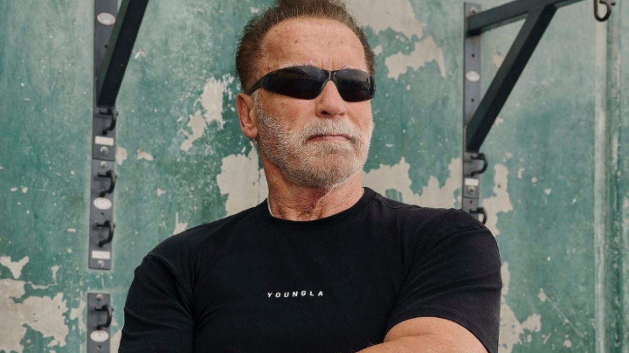Arnold Schwarzenegger é visto aos beijos com mulher desconhecida