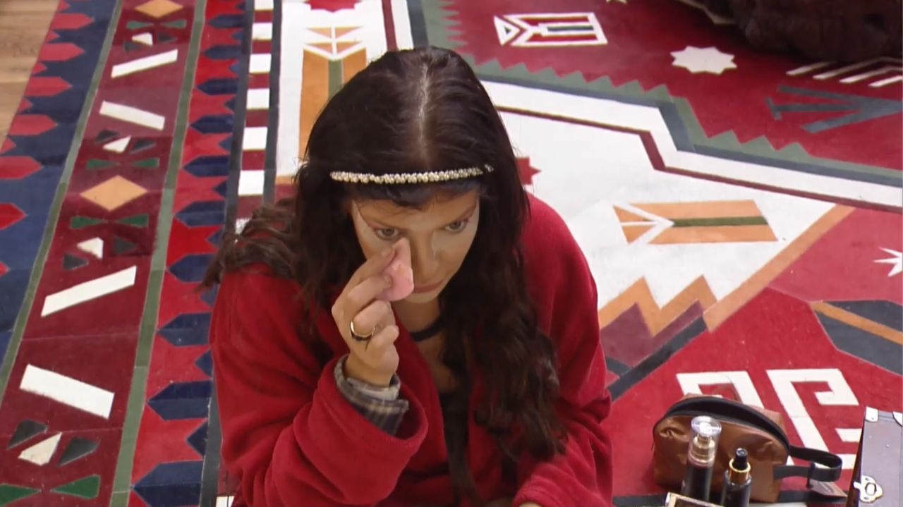 Maquiagem de Jaque gera momento descontraído com Marcia Fu