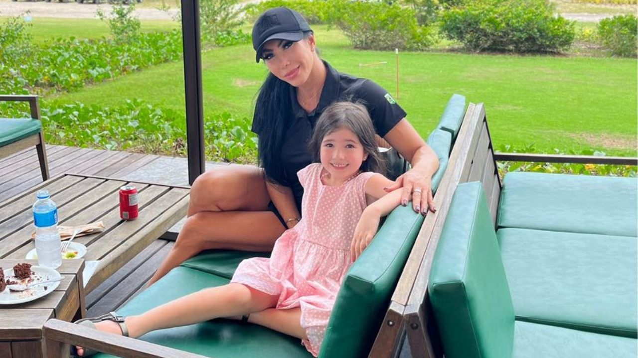 Mãe de um dos filhos de Ronaldo, Michele Umezu conta que ex não paga pensão de caçula