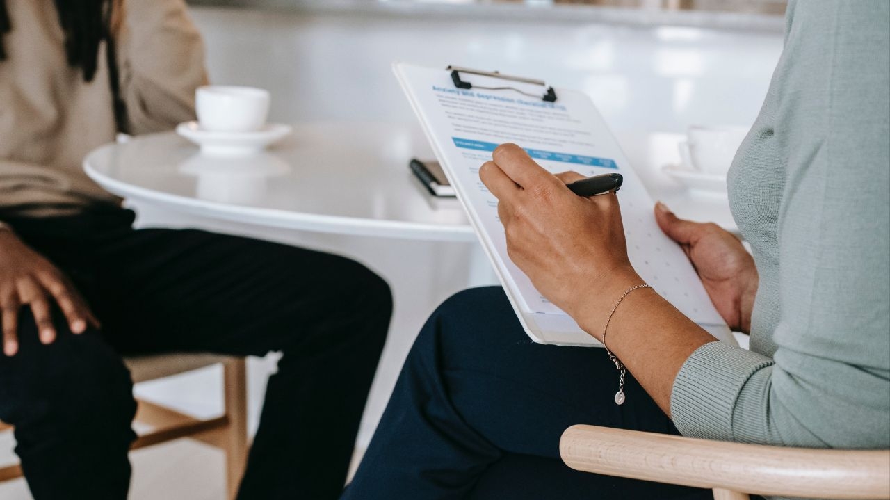 Empresas utilizam IA para contratar e demitir profissionais