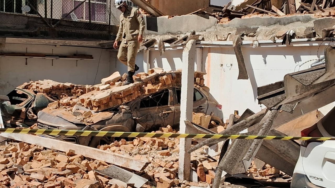 Parte de um imóvel desmorona na Tijuca, no Rio de Janeiro