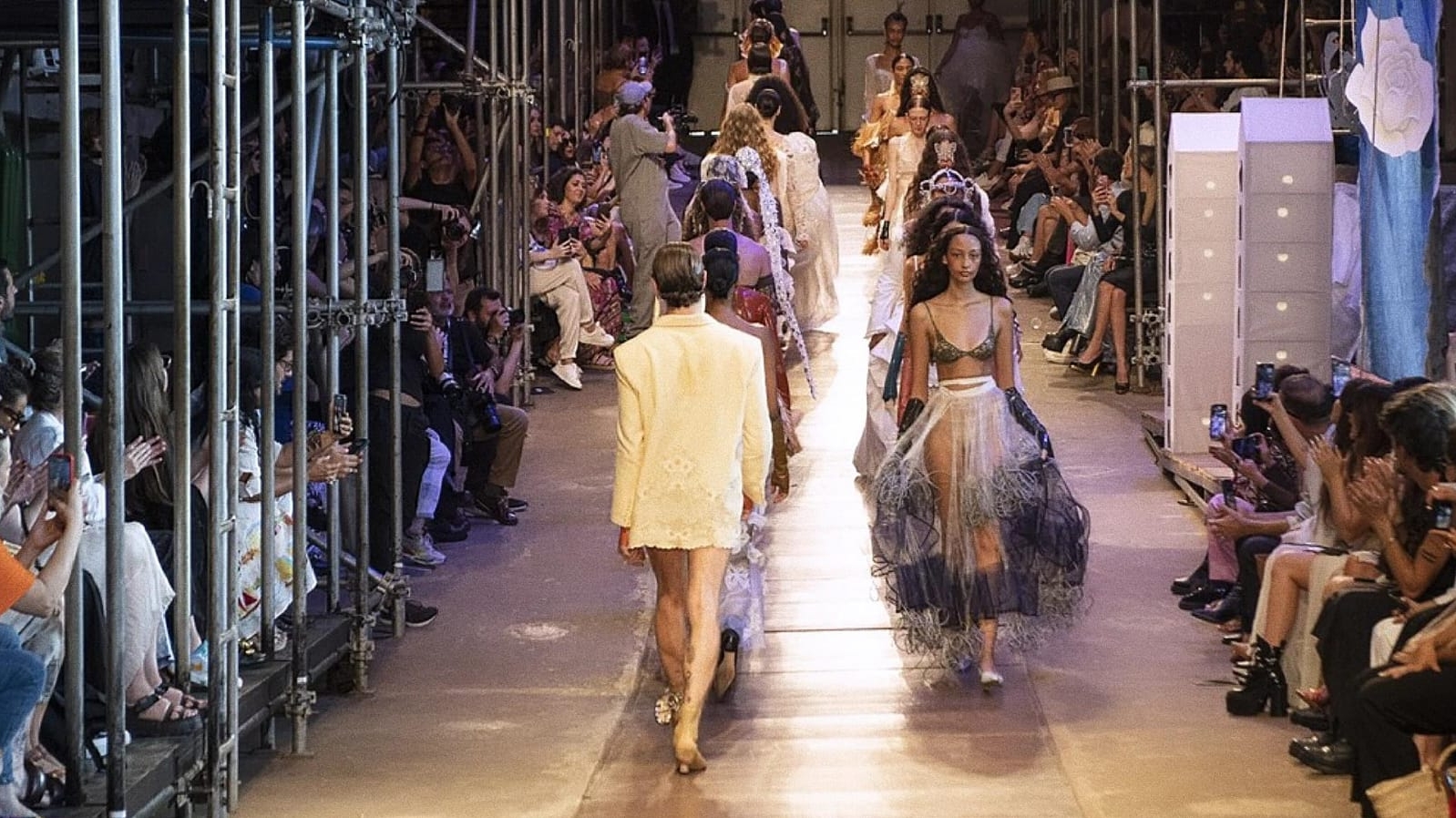 Desfile de Helô Rocha no SPFW traz o mar e o sertão