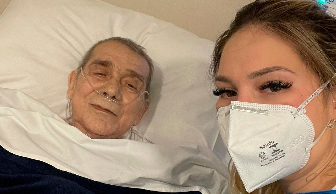 Virgínia Fonseca visita o pai, internado com pneumonia aguda