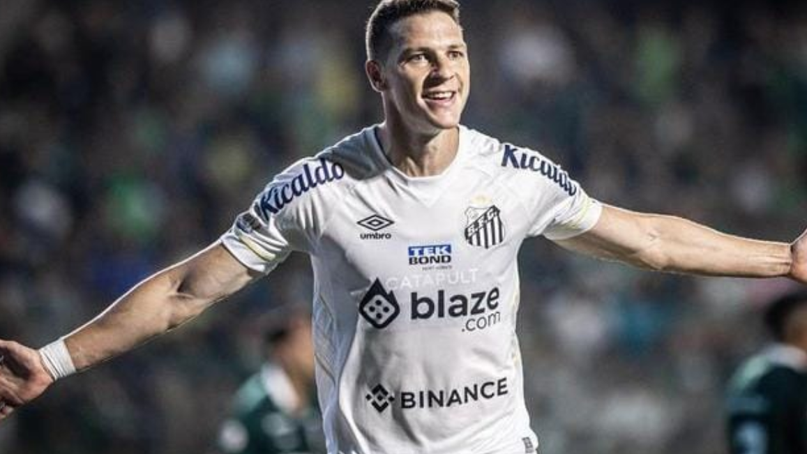Santos vence o Goiás fora de casa com gol de Julio Furch e respira na luta contra rebaixamento