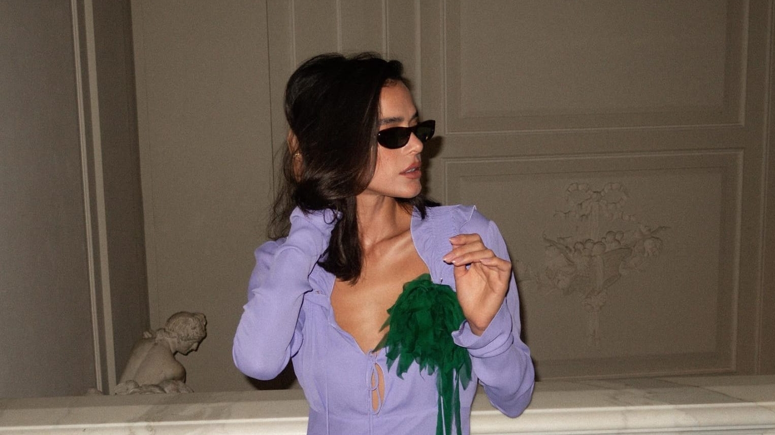 Bruna Marquezine aposta em cenário clássico e look moderno para fotos conceituais