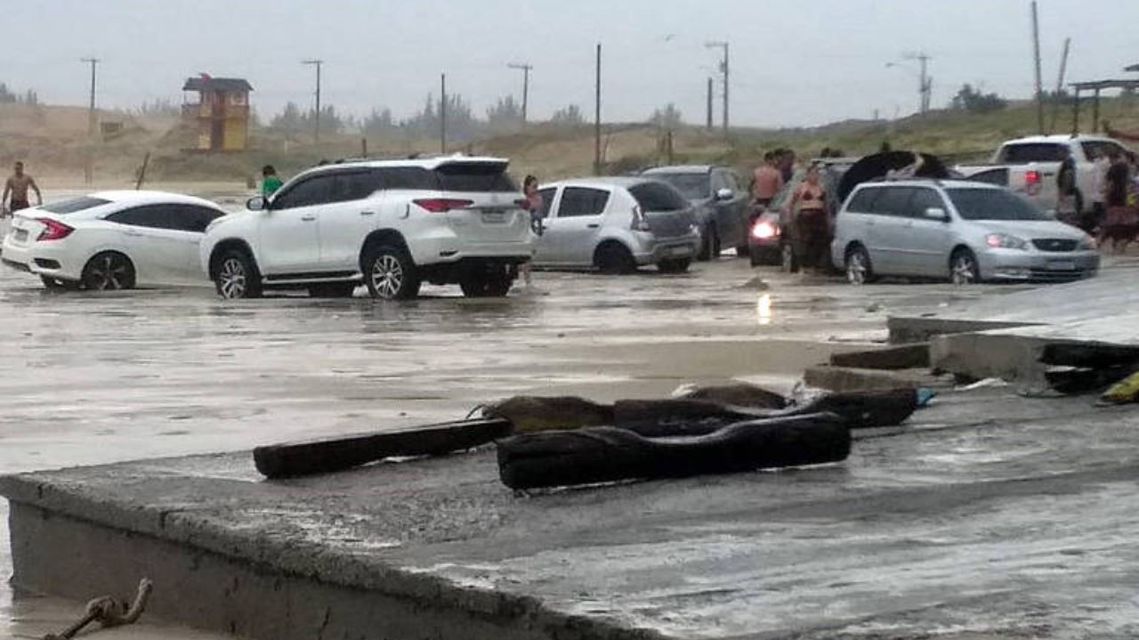 Tsunami meteorológico arrasta carros e assusta banhistas em Santa Catarina