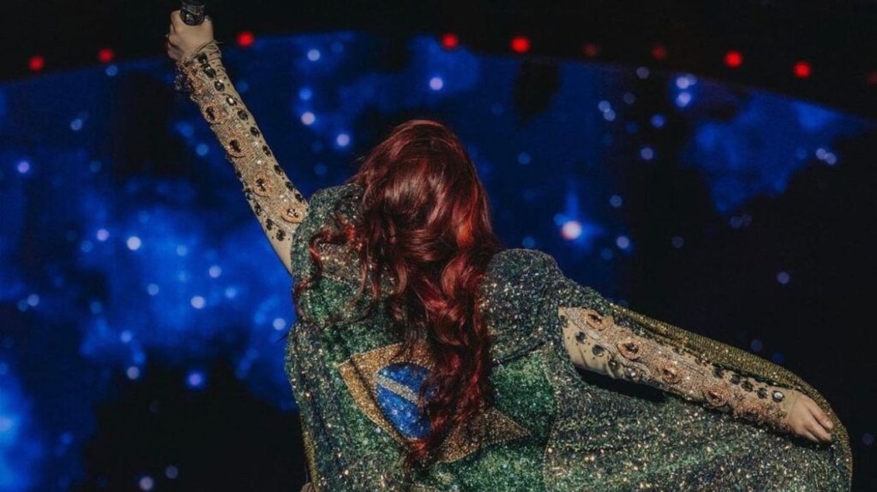 Funk carioca: Dulce María do RBD expressa paixão durante show no Brasil