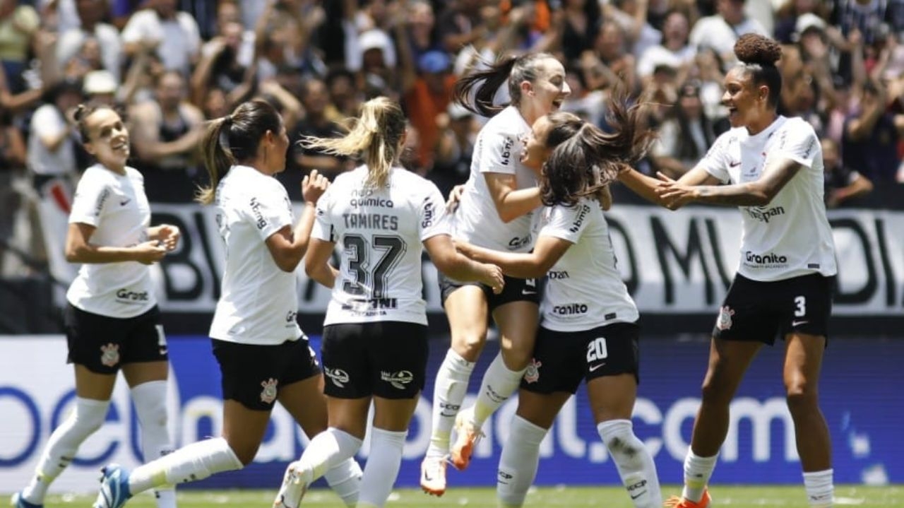 Corinthians goleia o Palmeiras e garante vaga na final do Paulistão Feminino