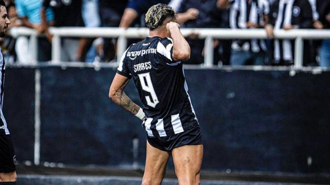 Tiquinho Soares deixa campo por lesão