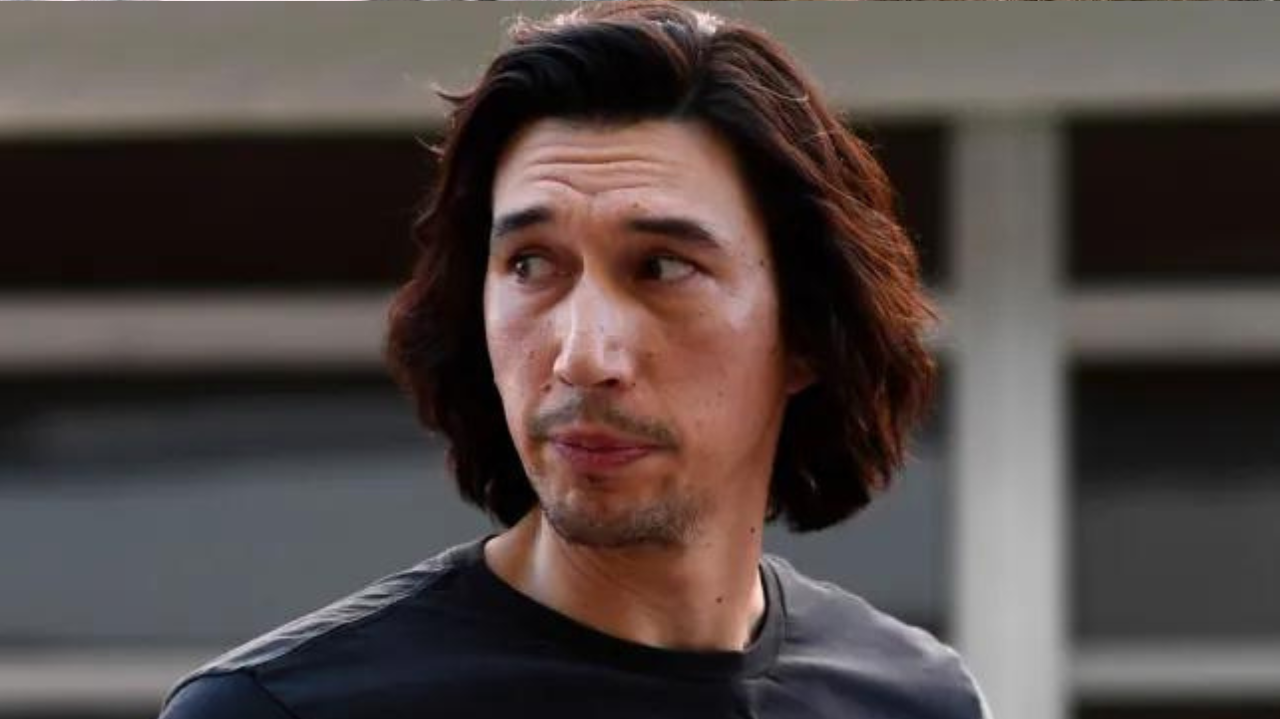 Adam Driver se irrita com espectador em exibição de “Ferrari”
