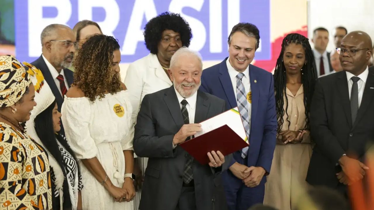 Lula sanciona mudanças na Lei de Cotas; quilombolas são incluídos e teto de renda é reduzido