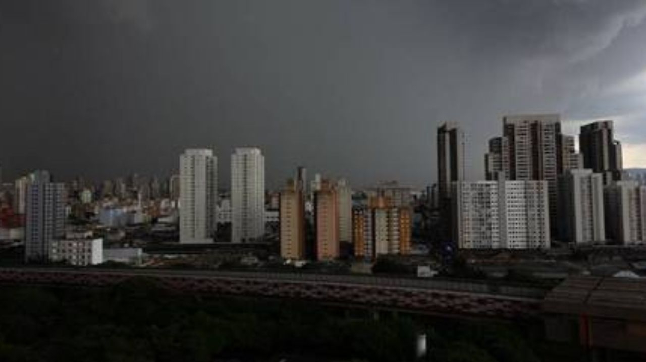 Após temporal, moradores de São Paulo passam noite do feriado sem energia