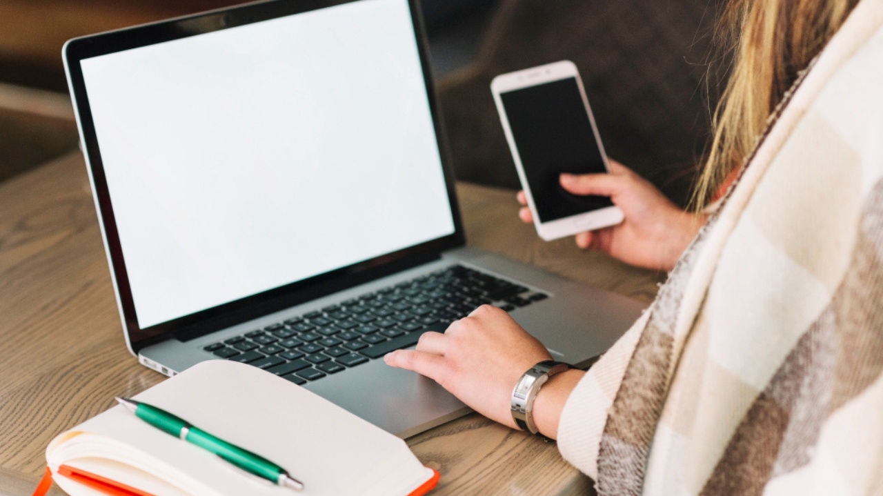 Brasileiros estão mais conectados à internet e diversificando seu uso, diz pesquisa