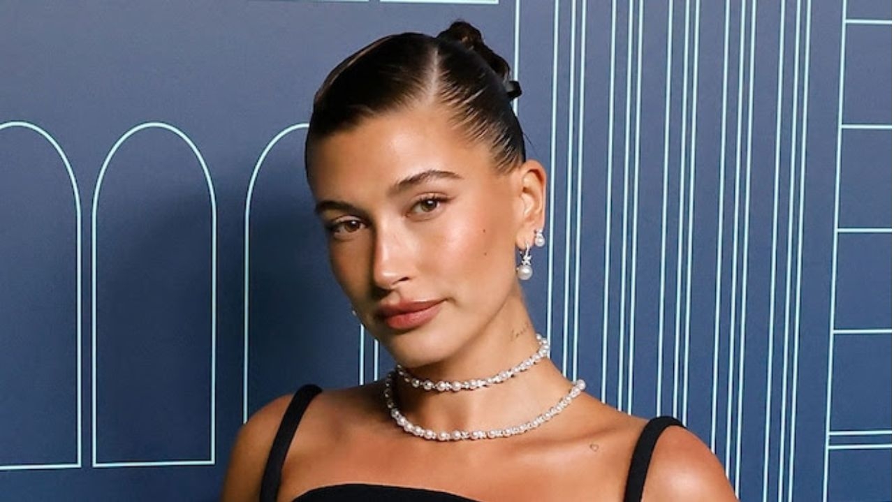 Máscara de cílios marrom é sucesso com Hailey Bieber