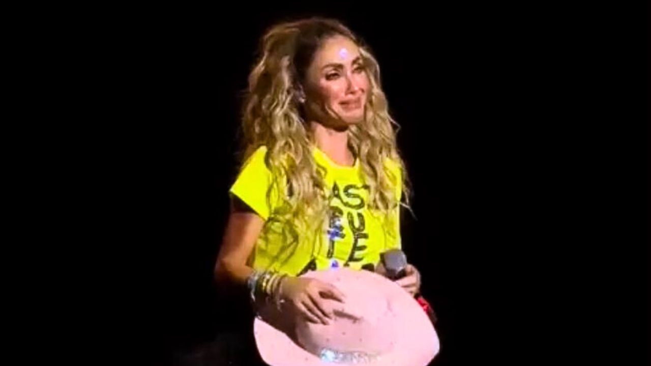 Anahí chora em discurso e se desculpa com fãs por problemas de saúde