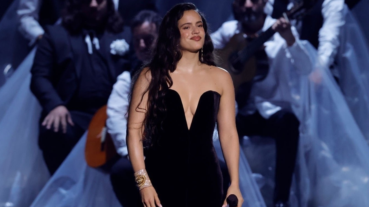 Grammy Latino 2023: Rosalía emociona ao performar “se nos rompió el amor”